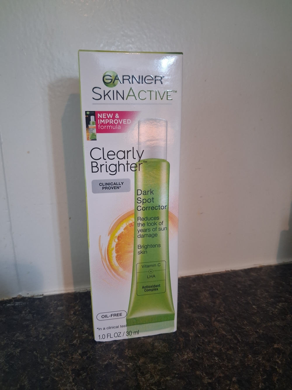 Garnier SkinActive Clearly Brighter Dark Spot Corrector - Green and White